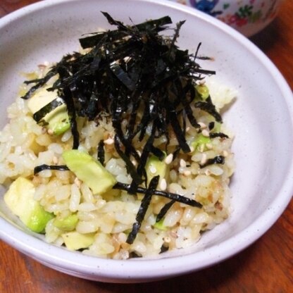 サラダご飯にアボカド入れることはあったけど、和風の味付けも美味しいですね♪
うちの２歳児も気に入ったようでおかわりしましたよ～